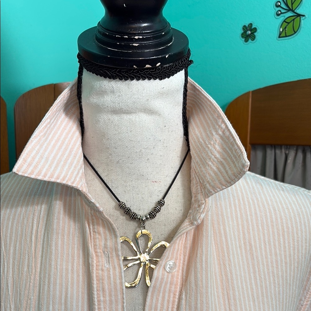 Hippie Rose Cream & peach 🍑 Button Down Shirt w/ Collar - Picture 3 of 13